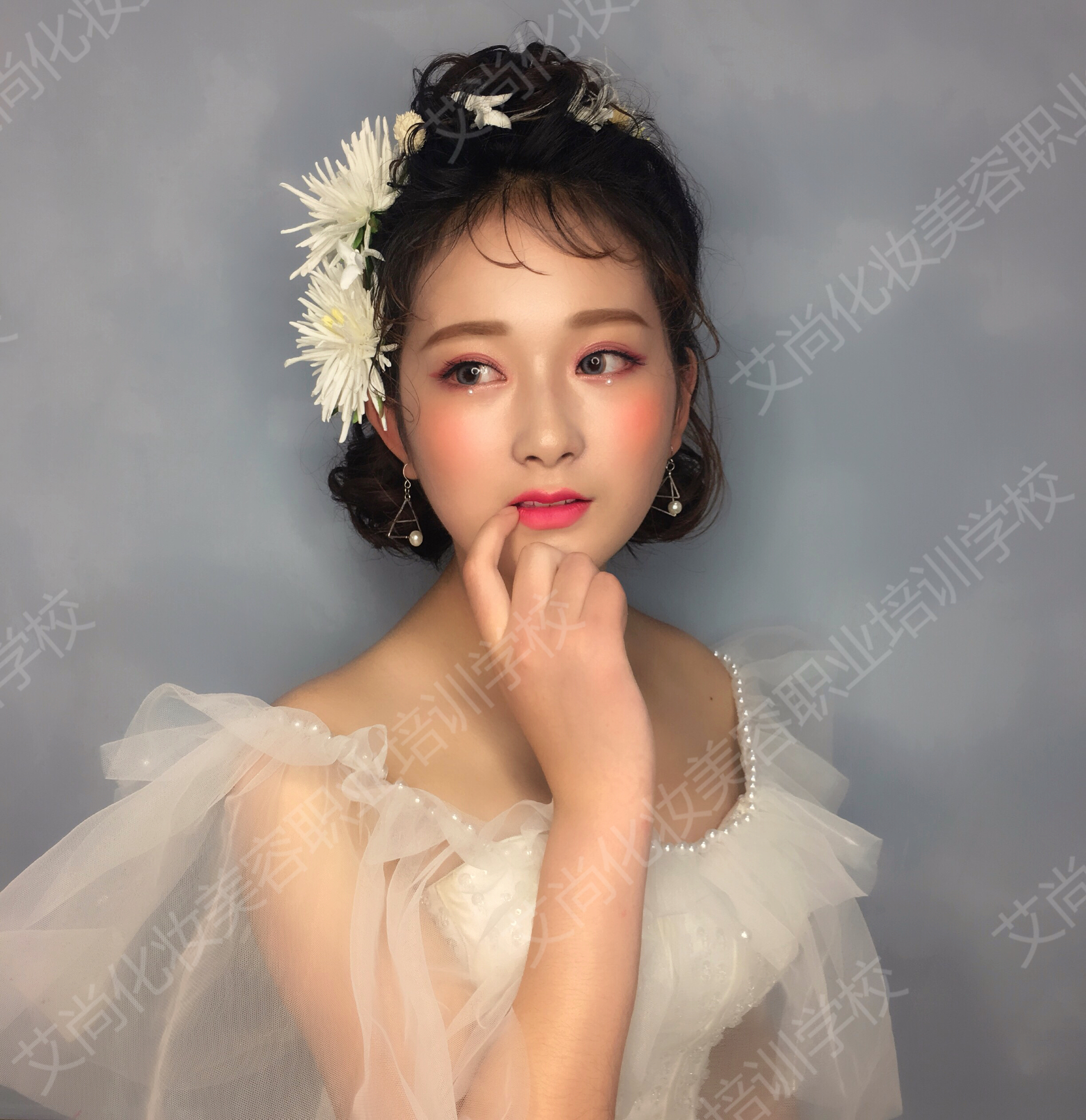 零基础学化妆,首选漯河艾尚!(图2) 零基础学化妆,首选漯河艾尚!(图2)